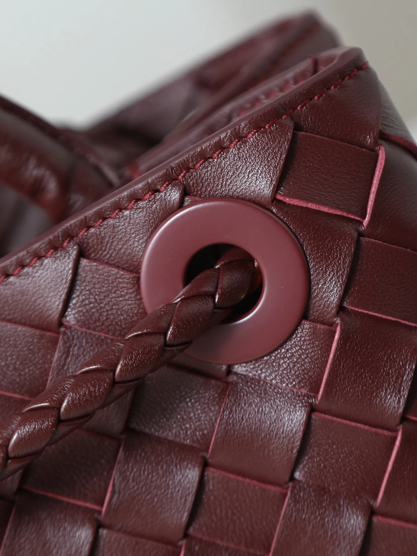 1300. Andiamo is shipping‼ ️Really popular🔥The new Andiamo woven handbag launched by Bottega Veneta this season is really popular all over the world! ! Celebrities at home and abroad have worn it, and Oscar-winning actress Michelle Yeoh has taken it out on the street. Song Jia, Trai Yala, Yu Feihong, Sanji Ayaka, Rosie Hunting-Whiteley, Yoshioka Riho, etc. have all worn this bag. It is classic and versatile and shows off your temperament, and the bag capacity is also large, which is very convenient for daily commuting! ! A variety of carrying methods, the shoulder straps can be adjusted by yourself, the original lambskin feels soft and delicate, and the unisex style breaks the gender boundaries and brings a more practical and long-lasting use experience. Andiamo, which has both elegant and casual styles, perfectly interprets the true appearance of "fashionable old money style". Style number: 766014 Size: 25*22*10.5cm